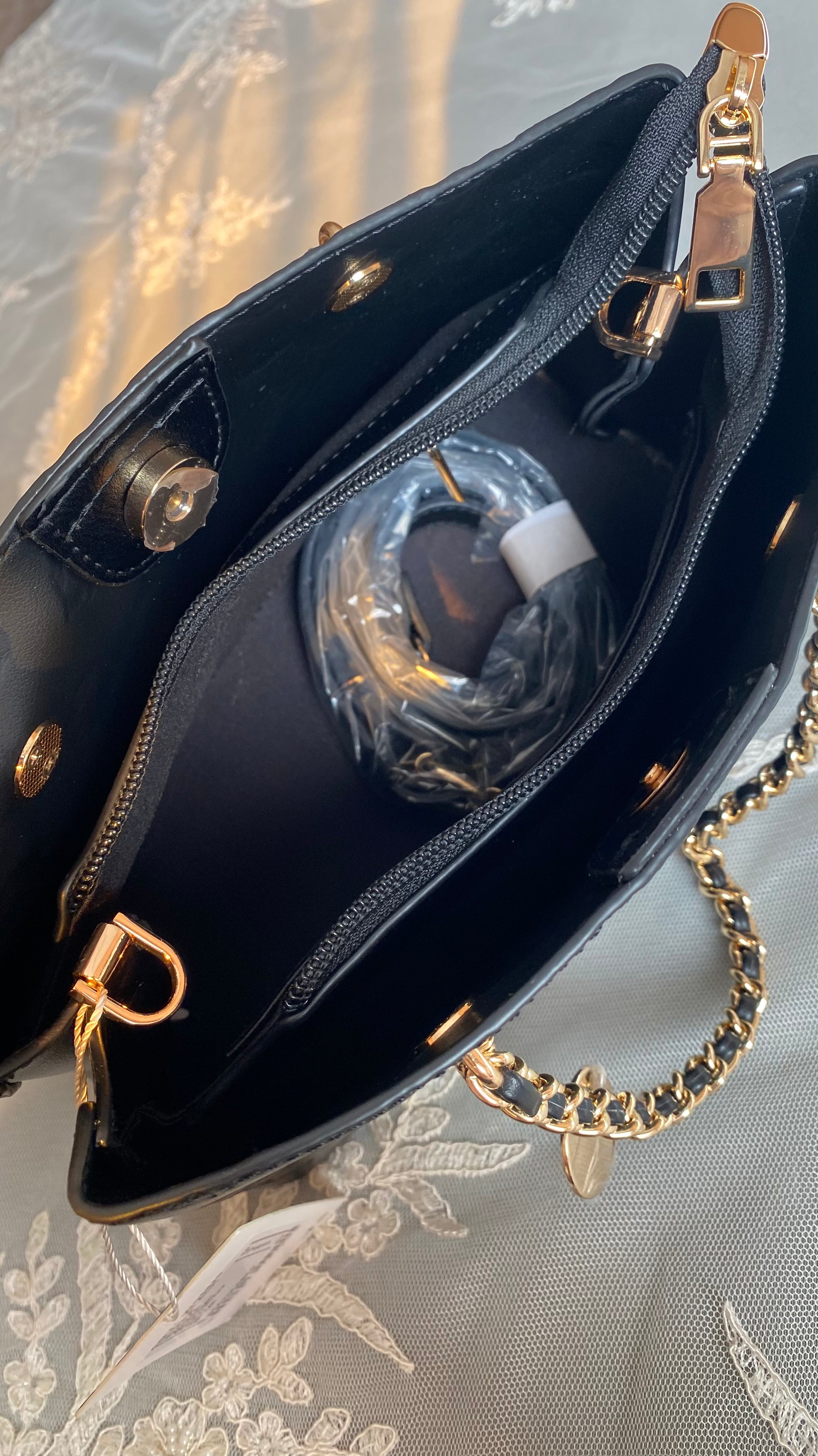 Sac noir avec chaine dorée plus bandoulière