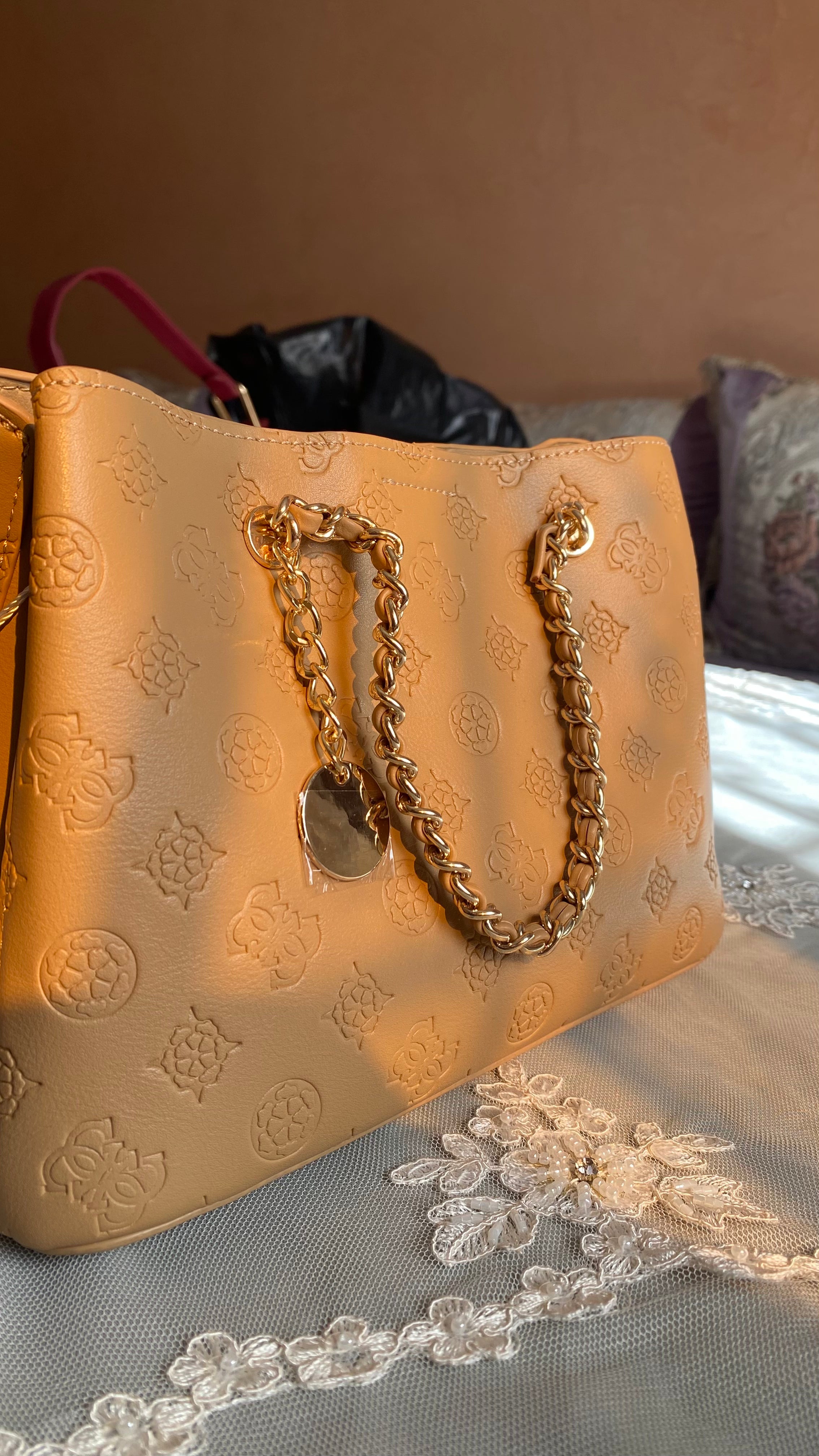 Sac beige avec chaine dorée plus bandoulière