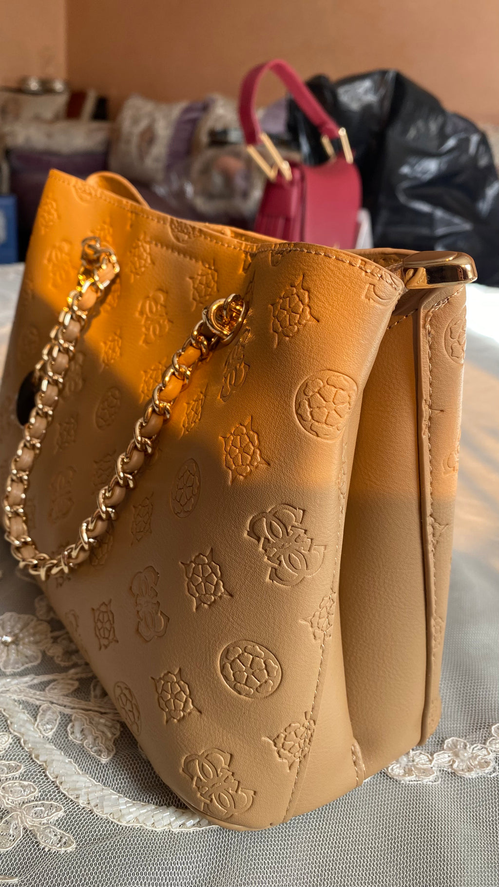 Sac beige avec chaine dorée plus bandoulière